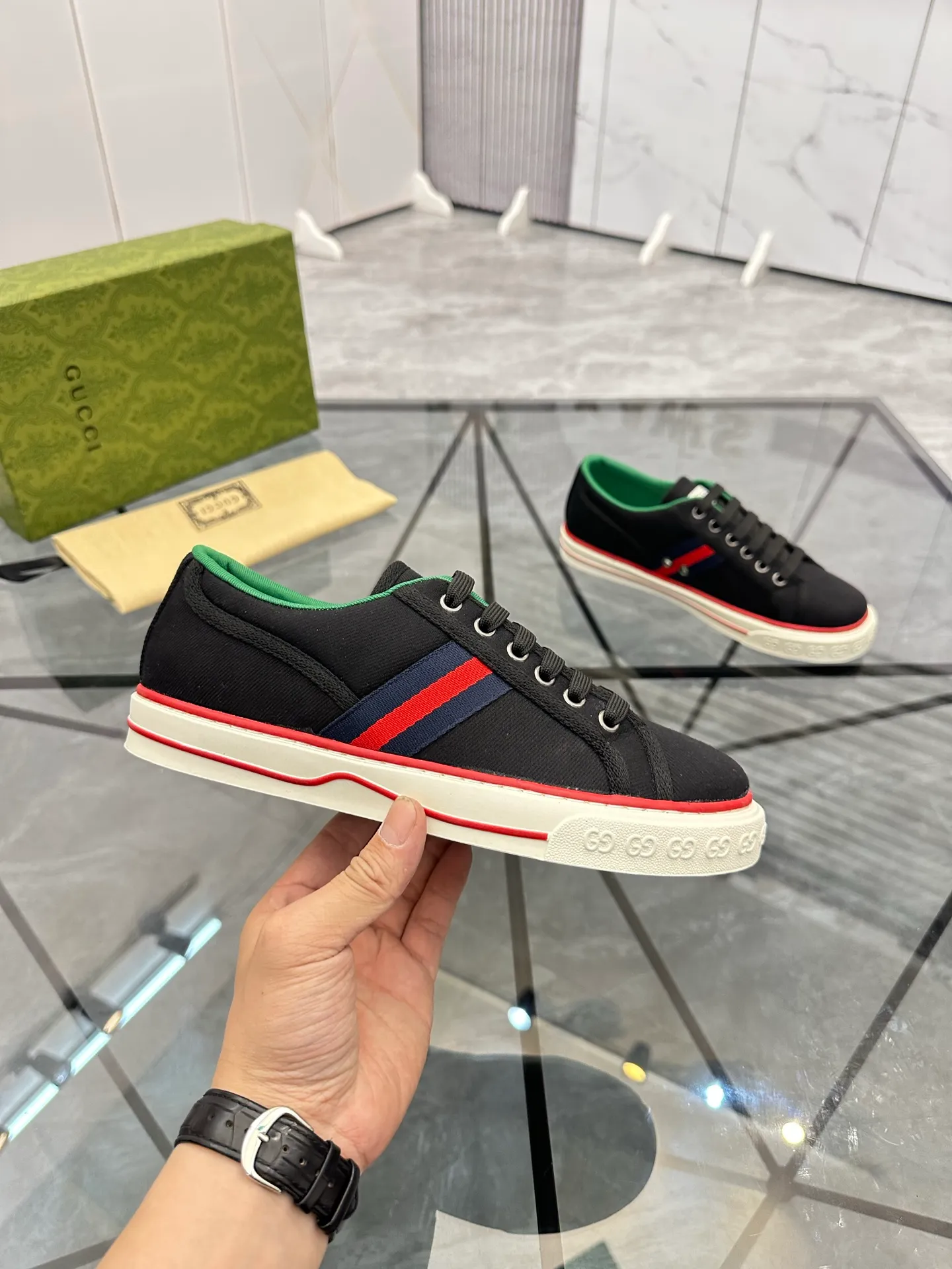 Men's shoes: 💰P360¥ Product trademark: Gucci* "Gucci*" low-cut casual shoes Regular size: 38-44 (can be customized to 45.46.) Product materials: Original material from the upper counter, breathable lining, original outsole. Number: 661